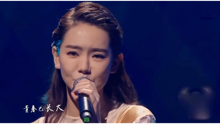 戚薇当年因这首歌一炮而红,多年后唱起泪目
