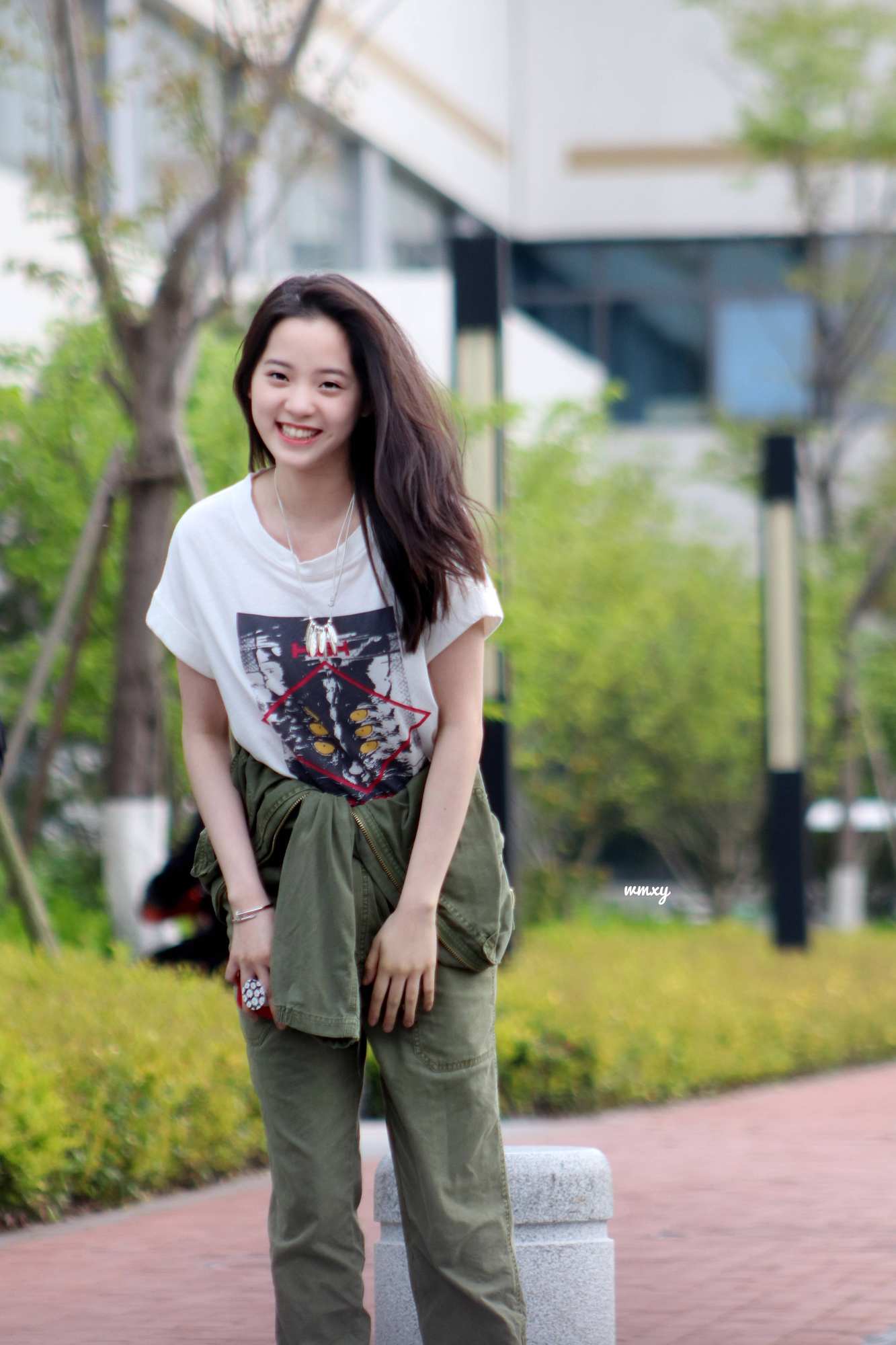 时尚芭莎 2020:看周震南连线另一侧的欧阳娜娜 - 高清视频在线观看