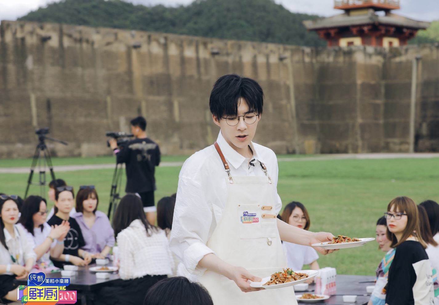 鲜厨100第9期:林大厨放飞自我上台献唱 五组师徒户外寻觅食材-综艺