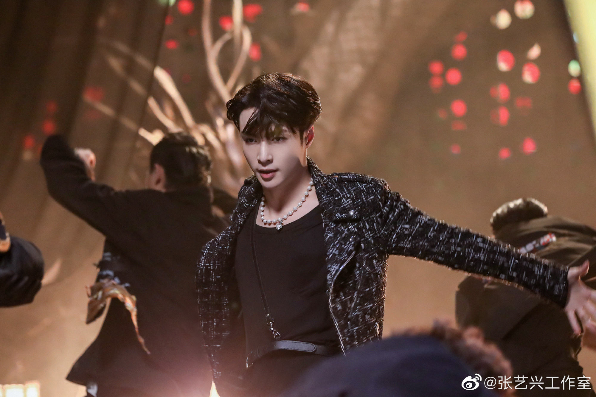 张艺兴莲lit龙出动舞台