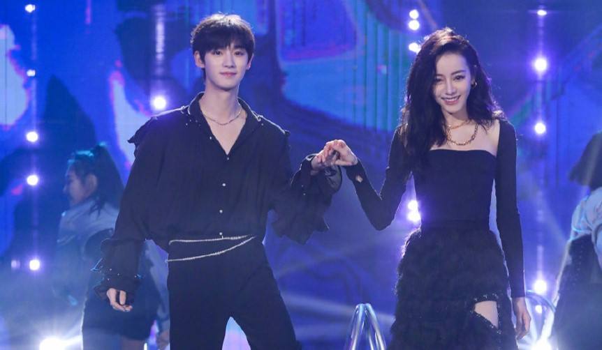 快乐大本营20210807期杨洋陷呼啦圈黑洞现场与迪丽热巴甜蜜解锁名场面