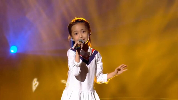 8岁小女孩翻唱李健的《风吹麦浪》,小奶音一出,太萌了