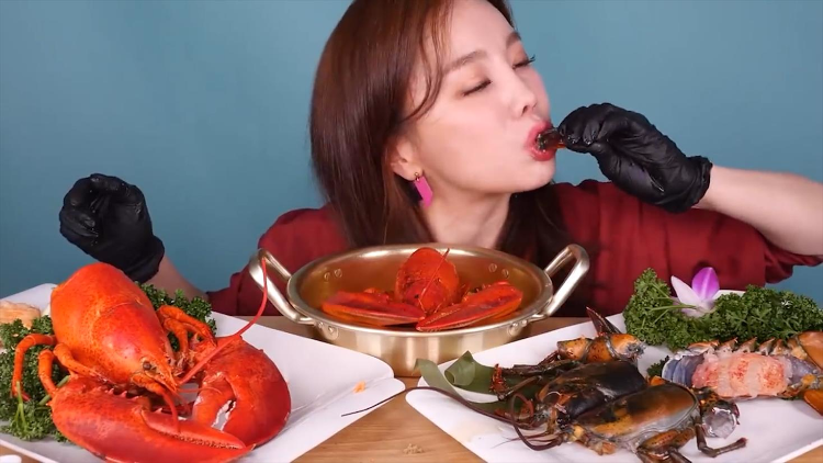妍秀小姐姐生吃大龙虾?一口下去都塞不下,网友:看得起吃不