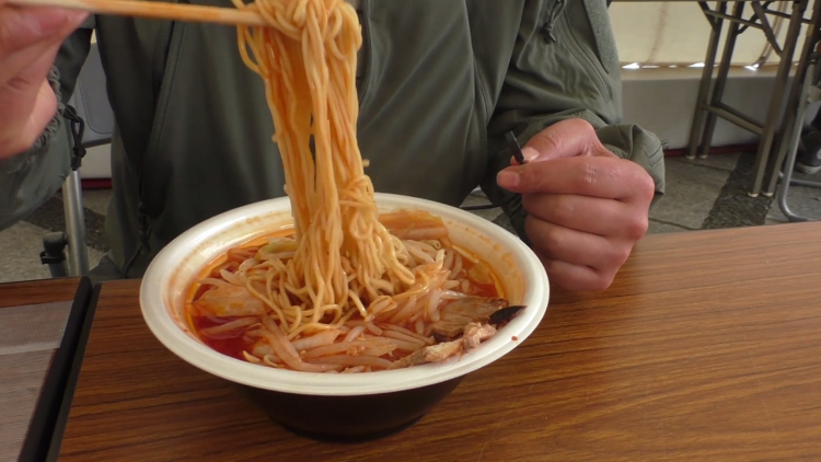 日本人超级喜欢吃拉面,50万人参加