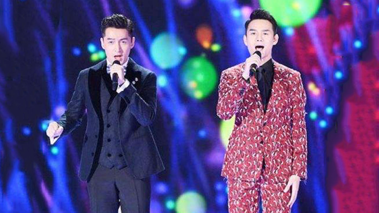 胡歌王凯两大男神罕见同台,演唱《在此刻》太好听