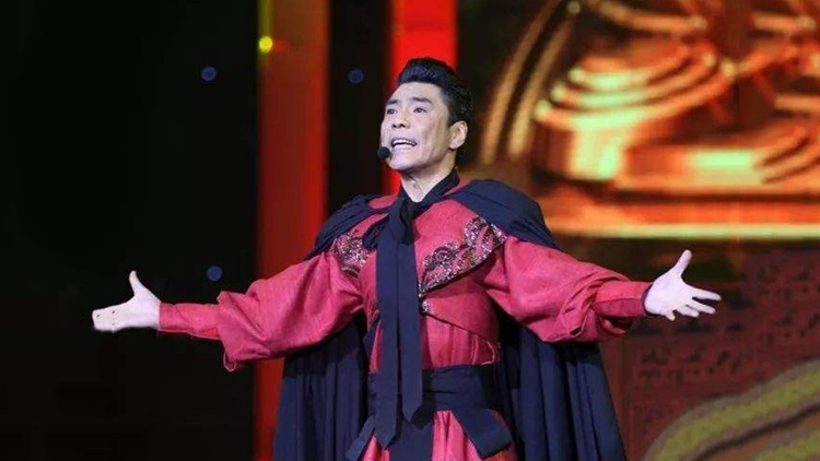 1990年屠洪刚首次参加春晚,并演唱开场曲.