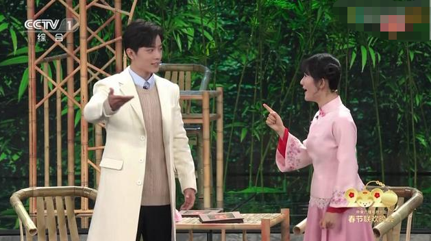 谢娜首次在央视春晚演小品见到肖战秒变花痴搞笑功力一流