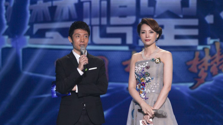 董卿撒贝宁罕见同台,唱《歌唱祖国》太好听