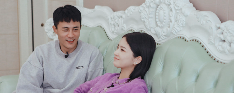 王灿晒杜淳视角甜秀恩爱,肚大如箩巴掌脸依旧,手捧孕肚母爱满满