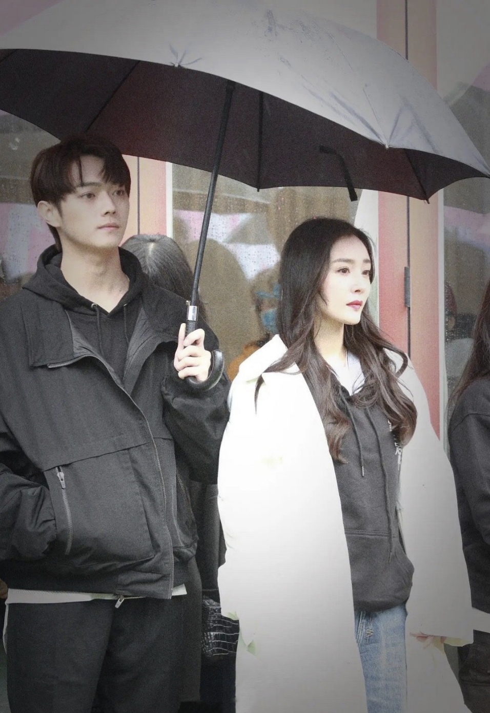 杨幂许凯同框路透,差9岁情侣感十足,二人五官优越身高差太有爱