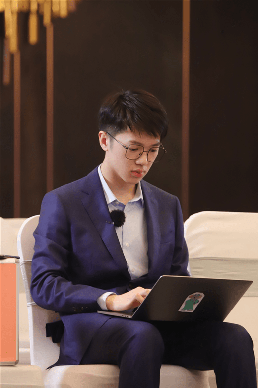 梁坚洛首次汇报惨遭"滑铁卢",但在第二次考核中凭借超强的沟通能力和