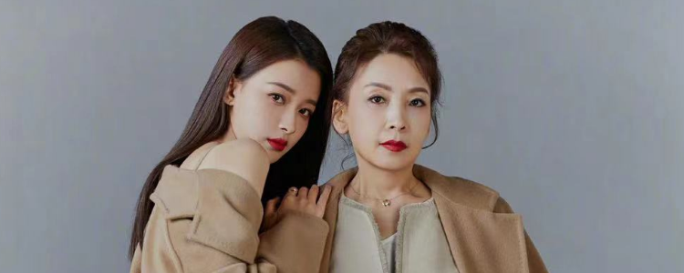 孙怡携妈妈拍时尚大片,50岁孙妈气质卓绝,与女儿同框像姐妹花