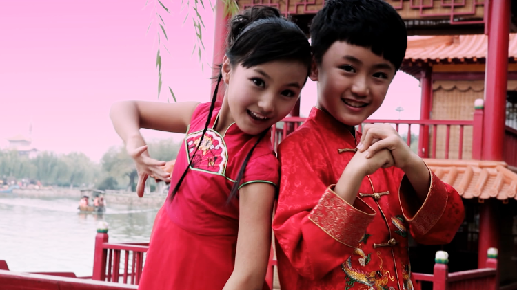 牛欣欣 周张弛-唱起迎春歌谣来 mv