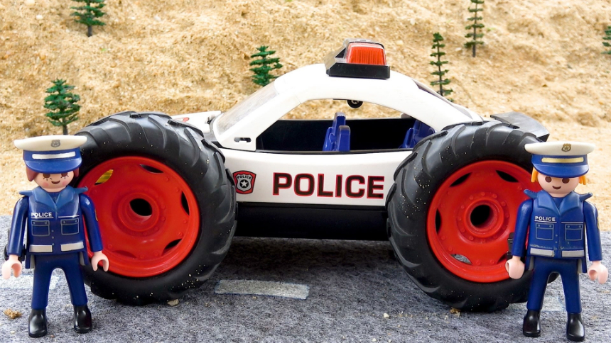 帮助警车换轮胎