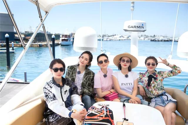 张嘉倪素颜把谢娜衬出黑白配,滤镜失效后的肤色黝黑发亮