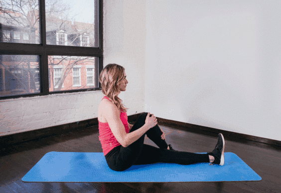 step  :坐姿转体,坐在瑜伽垫上,腿部交叉放在另一条腿一侧,调整呼吸并