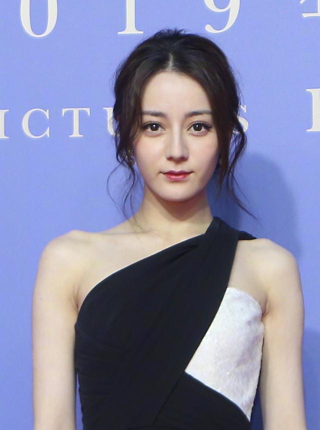 蒋欣现身活动红毯竟然瘦了,吴谨言身高被女配碾压,热巴大秀美腿