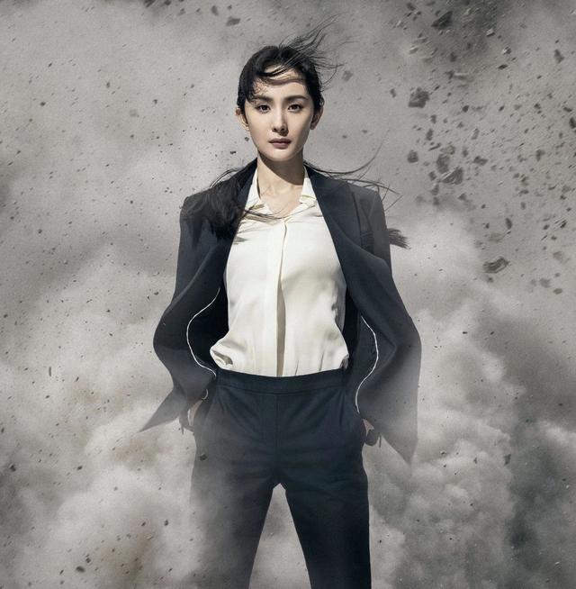 宋茜一身蓝色西装亮相某品牌2020春夏男装大秀,尽情展现宋boss的冷艳