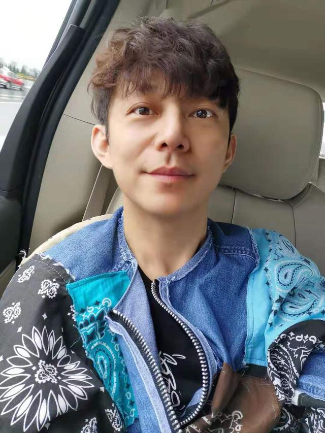 盘点何老师那些年的发型