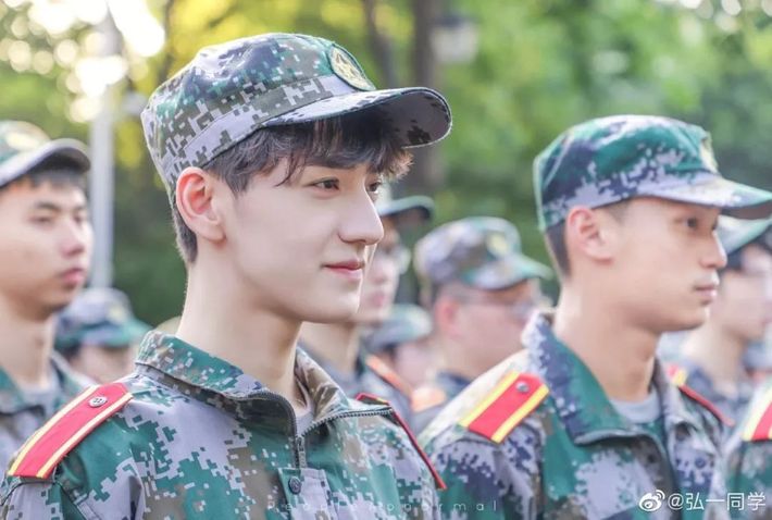 弘一同学绝对是今年军训期最火的几位男生之一本可爱小戏的帅哥雷达