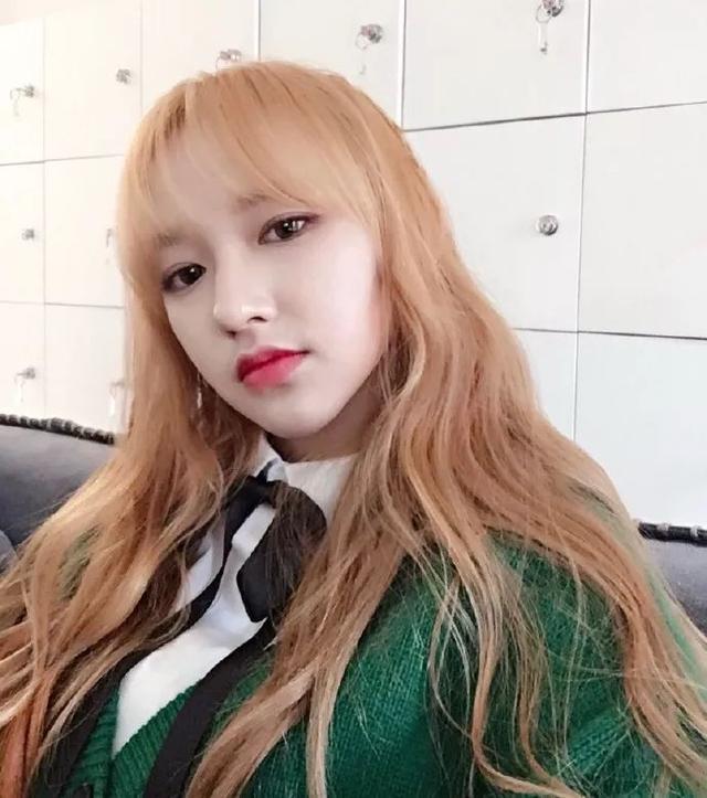 2016年,她染了一头黄发,当时看上去还挺正常.