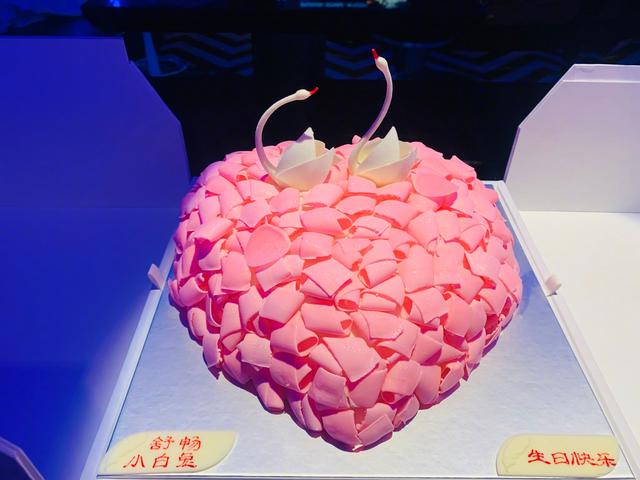 爱心形状的蛋糕上有两只白天鹅,粉粉的非常富有少女心,角落上写着