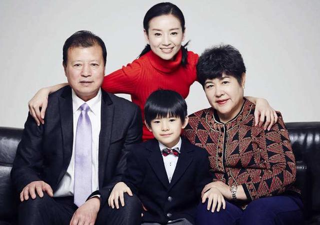 39岁董洁演妈妈,路透照曝光真实样貌,真是岁月不饶人