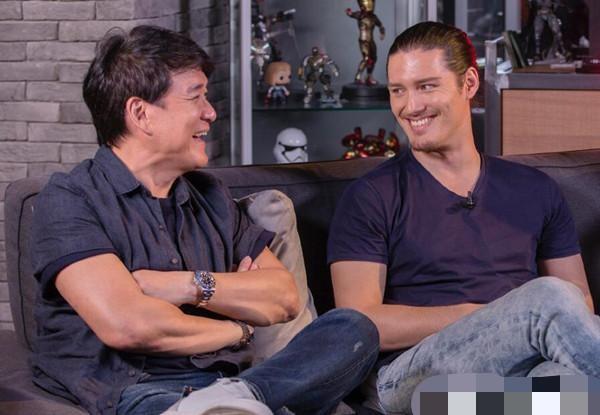 周华健与30岁儿子首次同框录节目,父子俩现场合唱,感情深厚