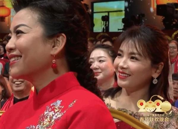 春晚明星观众席:李沁侧脸超美,谢娜与肖战同框可爱显嫩