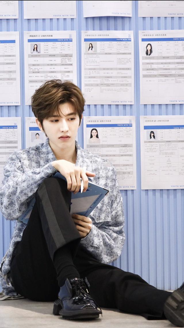 被蔡徐坤取代后,张艺兴成另一个节目的导师,搭档李佳琦和李汶翰