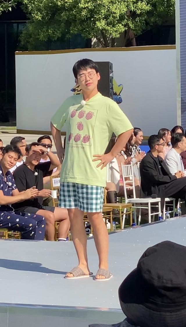 蔡徐坤郭麒麟穿睡衣走秀,沙溢像牵着孩子去搓澡-芒果tv专栏