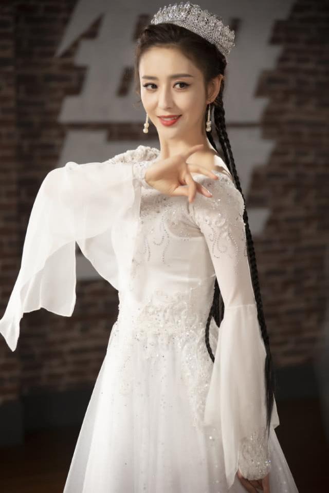 佟丽娅长辫配白裙翩翩起舞,身姿婀娜仙气飘飘,演绎最美新疆姑娘