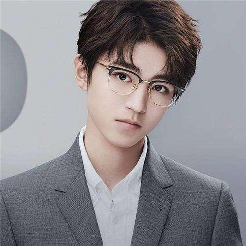 戴眼镜的男星们,李现儒雅朱一龙温柔,易烊千玺帅到窒息-芒果tv专栏