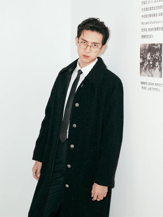 戴眼镜的男星们,李现儒雅朱一龙温柔,易烊千玺帅到窒息-芒果tv专栏