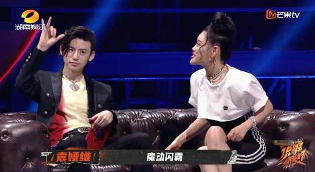 王琳凯也迅速学会了这个手势,成了"魔动闪霸"后援会铁粉一枚.