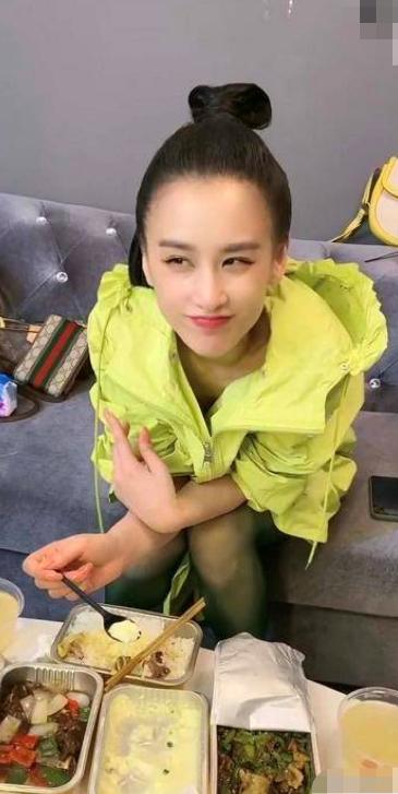 明星不该吃盒饭?黄圣依饭量不小美颜太高,鹿晗饮食太清淡