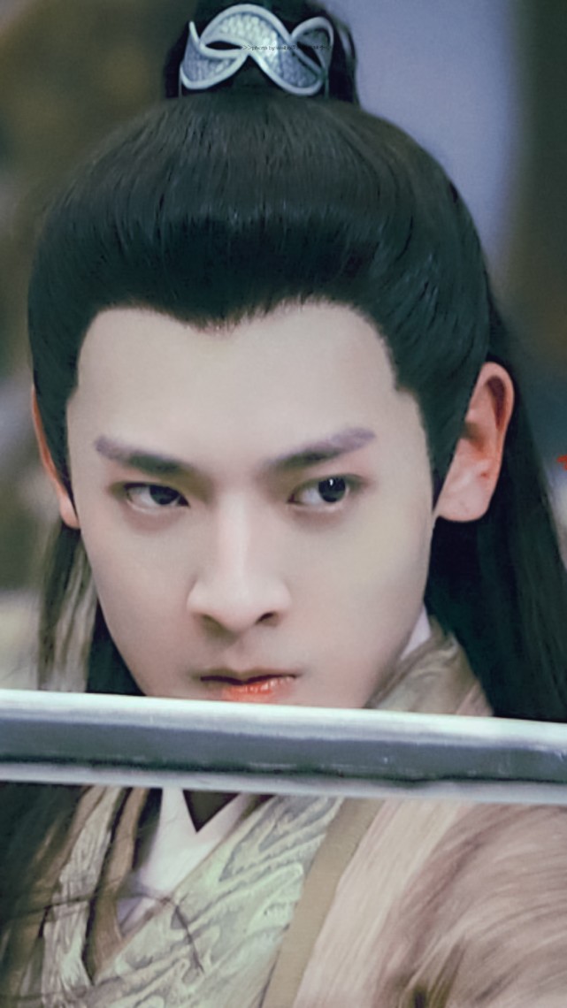 《琉璃》中腾蛇白发时清冷,黑发时反差太大,感觉比男主都清秀