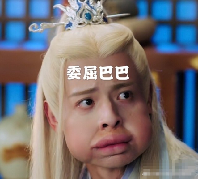 《琉璃》中腾蛇白发时清冷,黑发时反差太大,感觉比男主都清秀