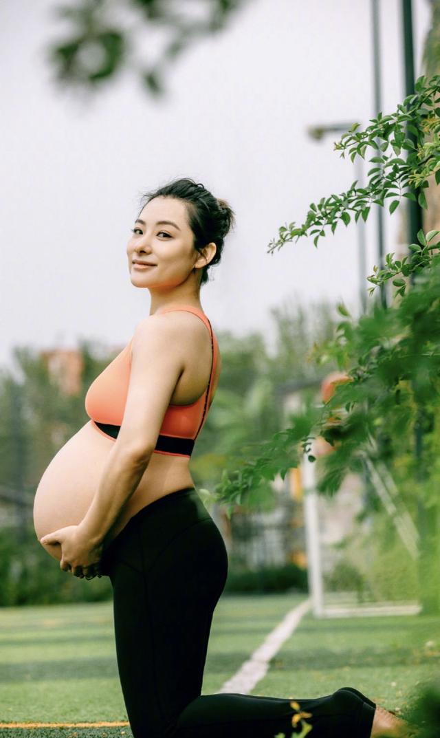 刘璇晒孕期写真,挺超大孕肚倒立一字马,奥运冠军风姿不减当年