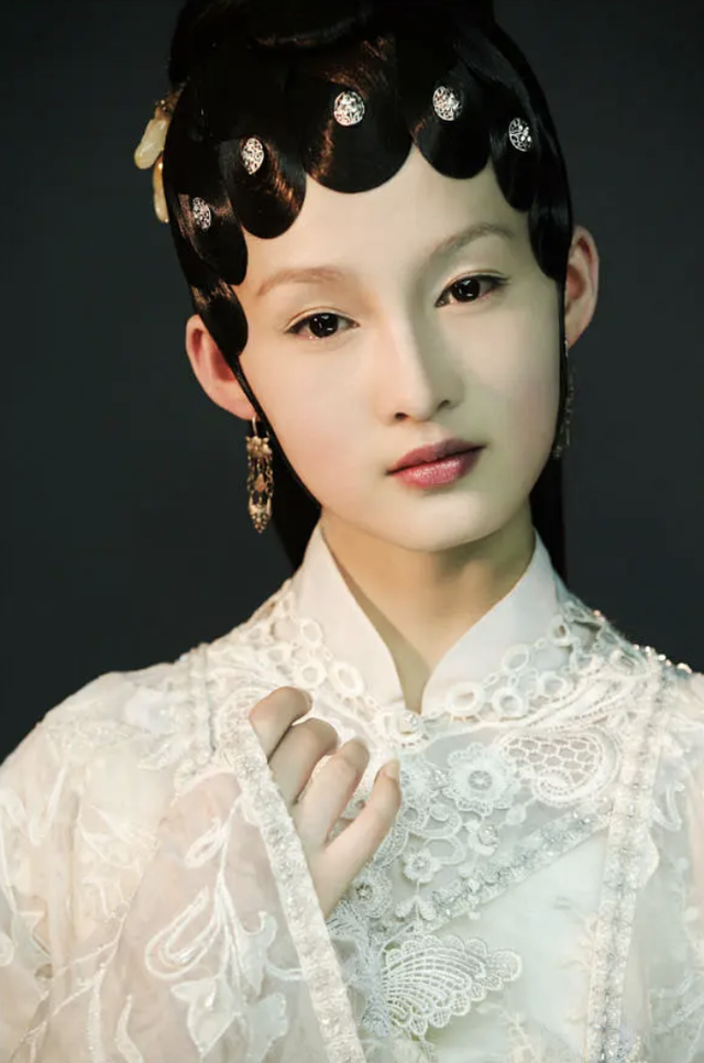 李沁在《红楼梦》里饰演的是少年薛宝钗,化个专业的妆容,整个五官都