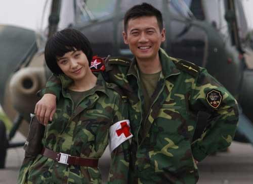 在新剧中这对夫妻一正一邪,刘晓洁饰演女警察杨晓蕾,而徐洪浩饰演反派
