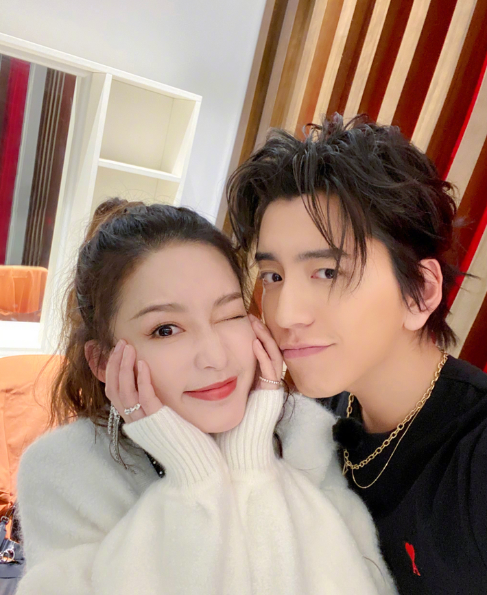 王大陆与李沁再同框,晒趣味错位图,马摘星"吃"狼仔配合默契