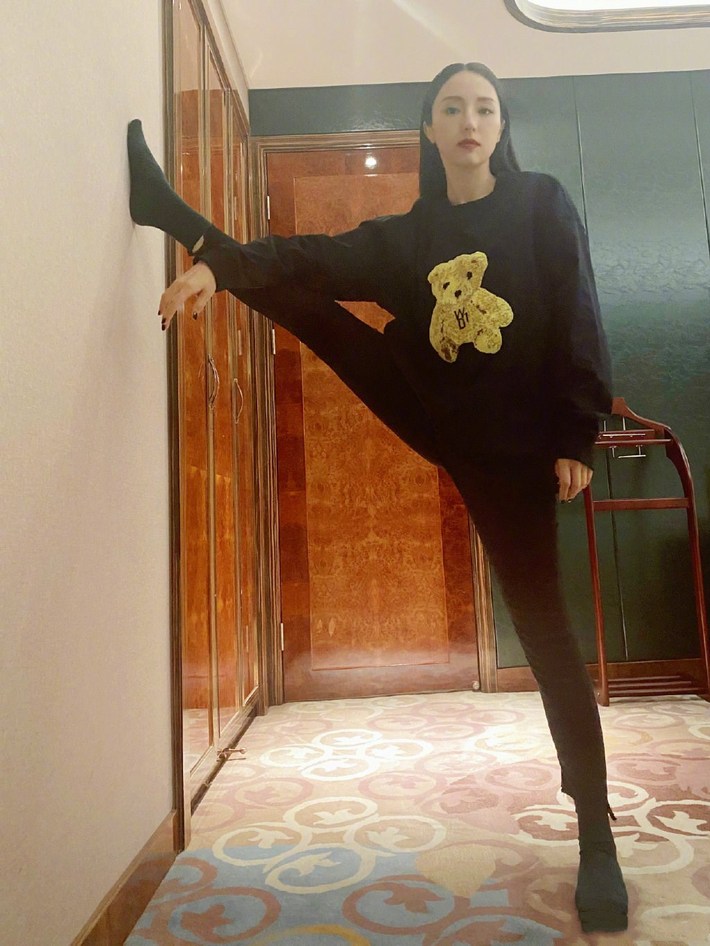 赵丽颖晒有翡老鼠特效图写了错别字却意外登上热搜榜首