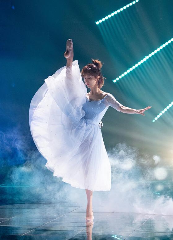 45岁金巧巧表演一字马险摔倒,自嘲闹笑话,称儿女是最好的作品