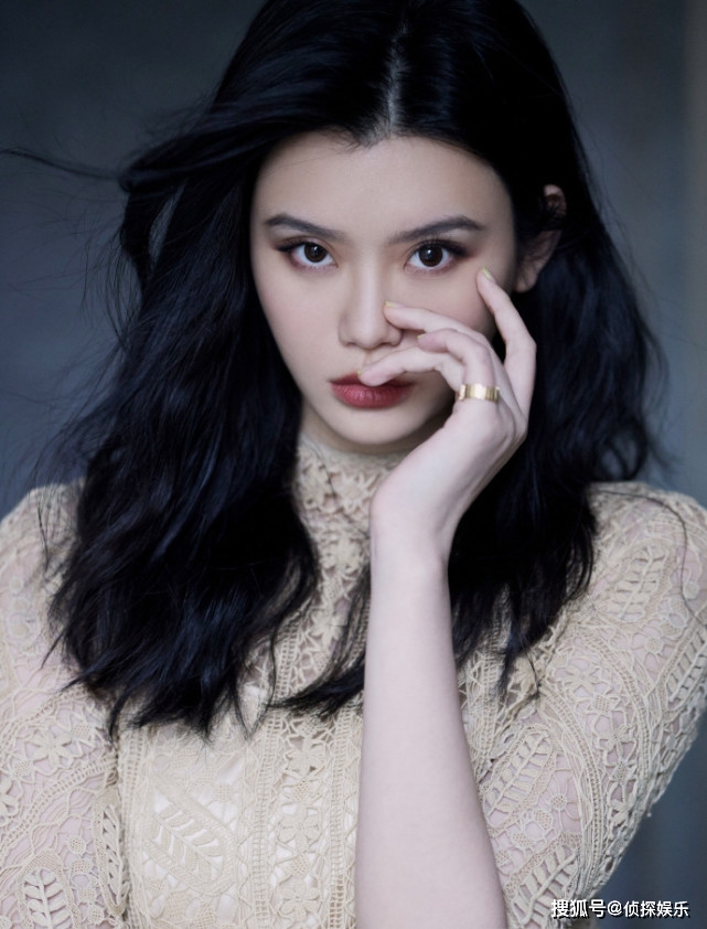 奚梦瑶最新活动美照,穿束腰裙一展迷人身姿,当妈后超模范依旧