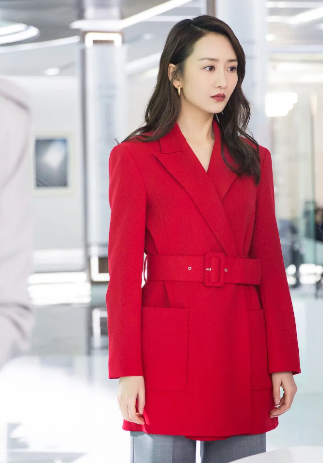 明艳的红色西装自带热情活力,灰色长裤低调缓和视觉,王鸥的穿搭简直