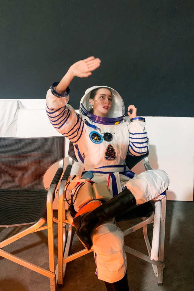 迪丽热巴穿宇航服霸气惊艳,颜值回春状态极好