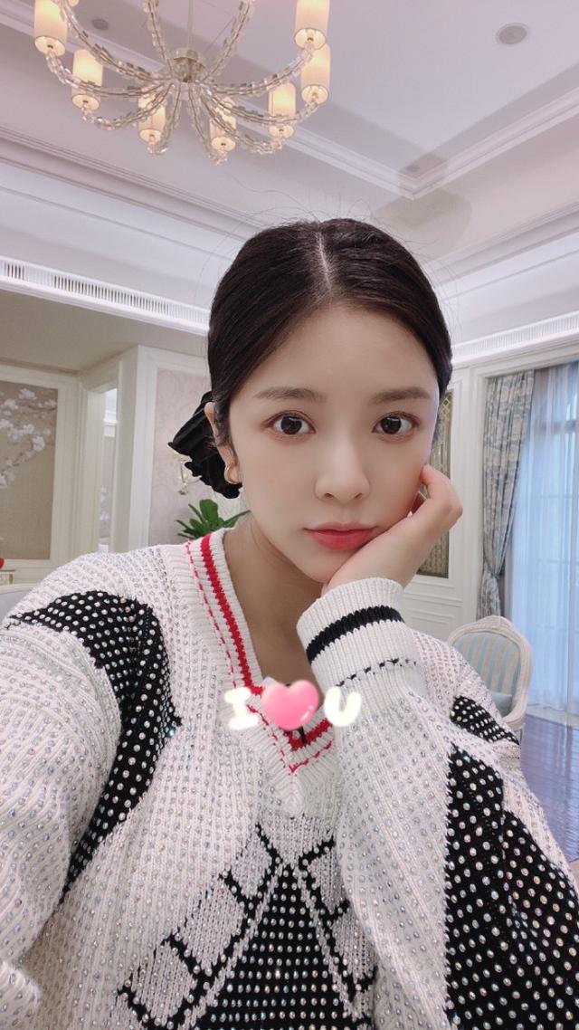 杜淳老婆晒孕期近照,怀孕后皮肤变黑明显,自侃脸以下两个色