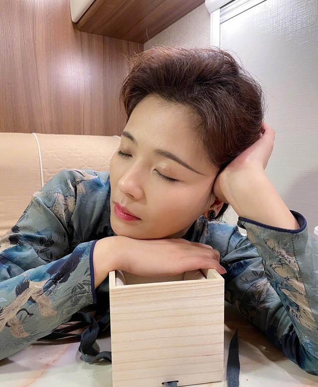 刘涛晒绝美睡颜被赞睡美人皮肤细腻嫩似18