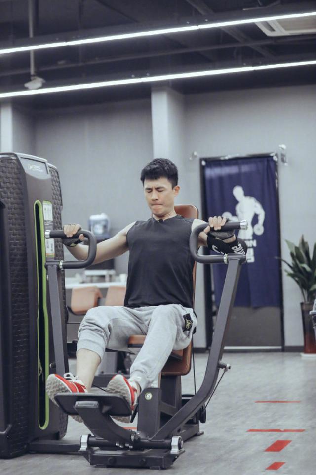 杜淳健身房撸铁获爱妻陪伴,王灿全程望夫眼,夫妻亲昵互动甜齁